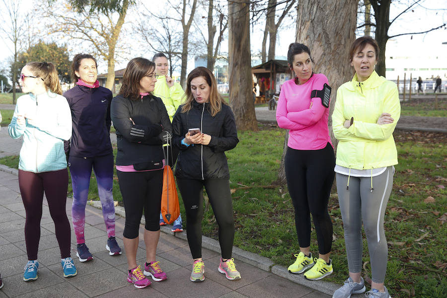 Un grupo de mujeres corre con Cristina Mitre en el Kilometrín dentro de la plataforma para que las mujeres salgan a correr en grupo y seguras 