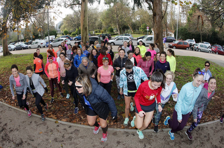 Un grupo de mujeres corre con Cristina Mitre en el Kilometrín dentro de la plataforma para que las mujeres salgan a correr en grupo y seguras 