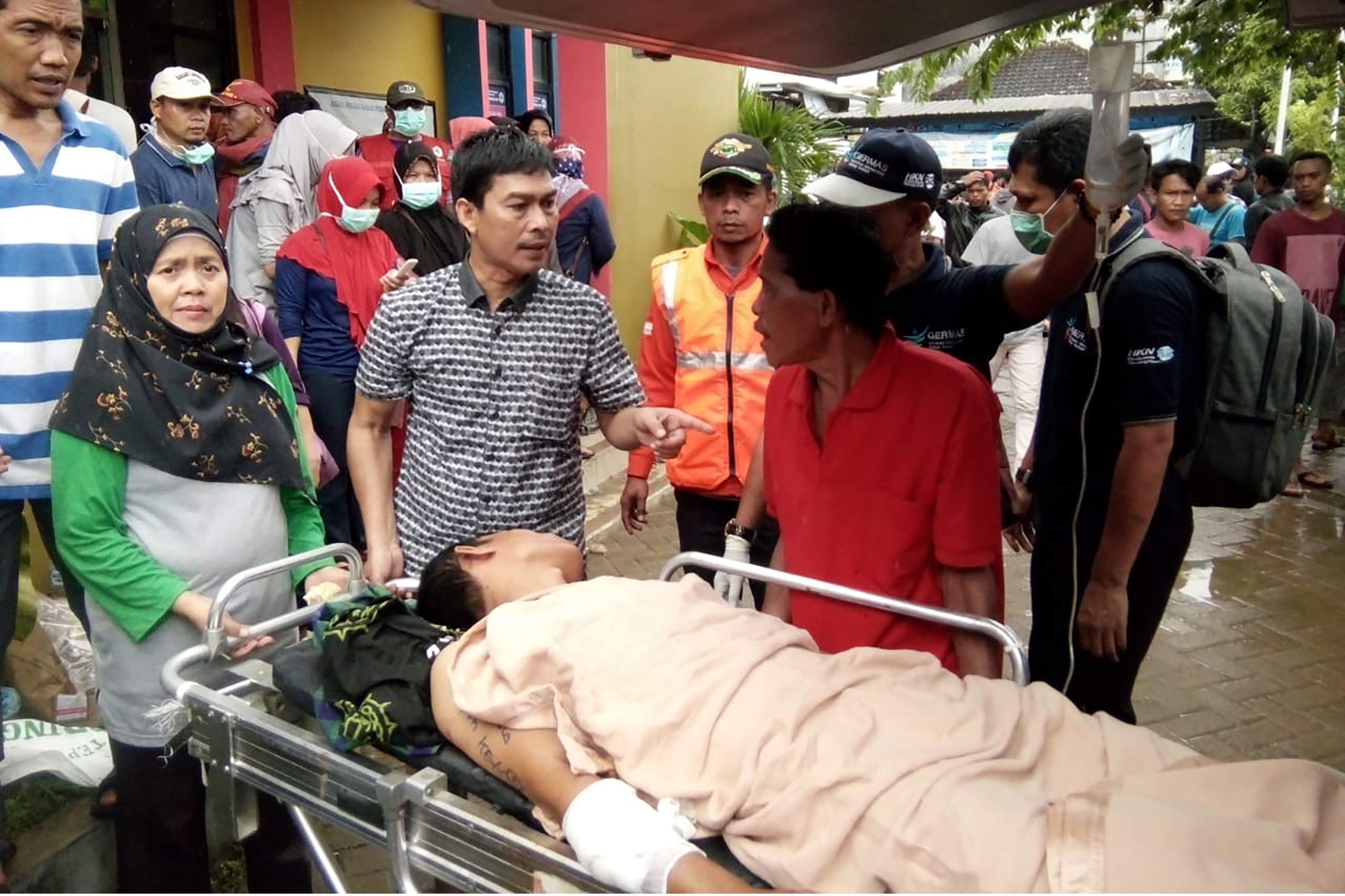 La erupción del volcán Anak Krakatau (uno de los hijos del poderoso volcán Krakatoa) provocó un seísmo submarino, que no fue detectado por las alarmas del país asiático, lo que ha provocado una auténtica catástrofe.