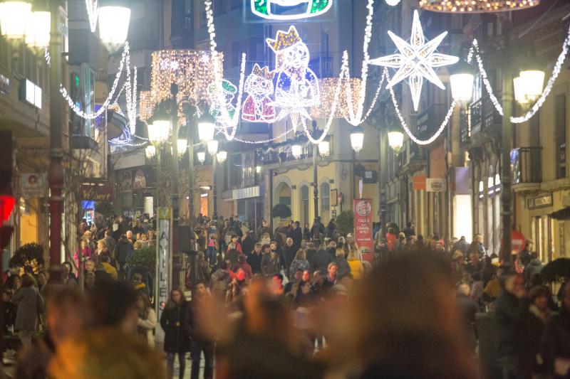 La apertura de los comercios y grandes superficies el domingo previo a Nochebuena ha sido un aliciente para muchos, que han aprovechado para hacer las últimas compras.