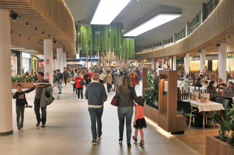 La apertura de los comercios y grandes superficies el domingo previo a Nochebuena ha sido un aliciente para muchos, que han aprovechado para hacer las últimas compras.