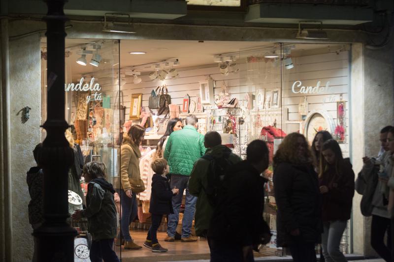 La apertura de los comercios y grandes superficies el domingo previo a Nochebuena ha sido un aliciente para muchos, que han aprovechado para hacer las últimas compras.