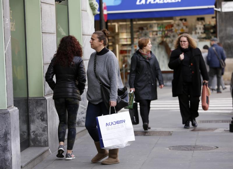 La apertura de los comercios y grandes superficies el domingo previo a Nochebuena ha sido un aliciente para muchos, que han aprovechado para hacer las últimas compras.