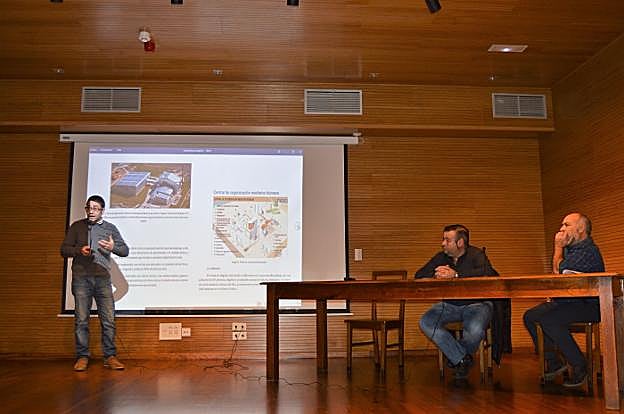 Saúl Fernández explica el proyecto a los vecinos junto a Rubén Baizán y José Antonio Álvarez. 