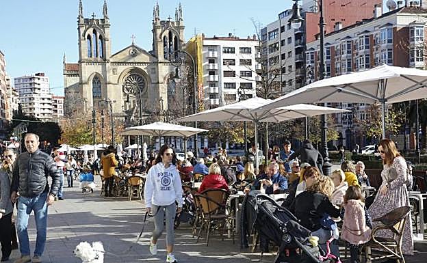 El buen tiempo anima las terrazas en Asturias el día antes de Nochebuena