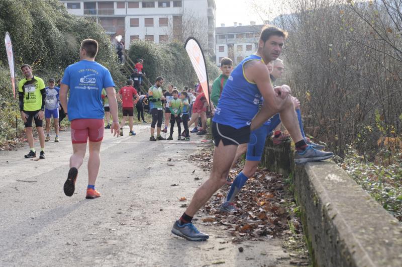 Un buen número de corredores se ha sumado a la IV San Silvestre Trail Picu L'Arbolín, disputada en Cangas de Onís. Con dos categorías, de seis y once kilómetros, ha sido la prueba elegida por muchos deportistas para celebrar estas fiestas.