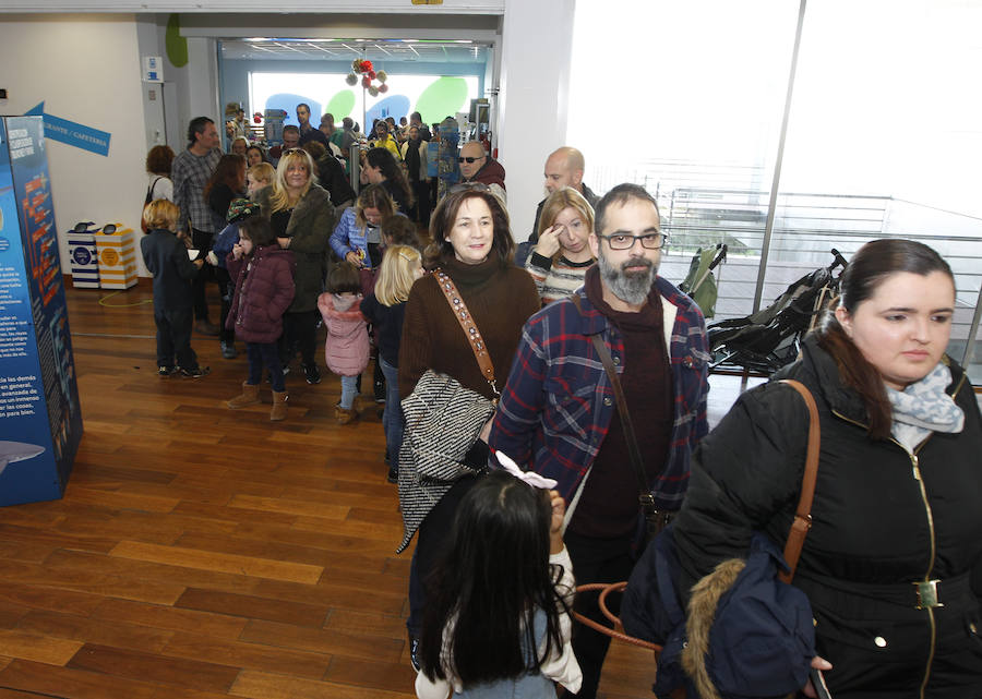 El Acuario de la ciudad se llenó de ilusión y nervios para recibir al popular personaje navideño.