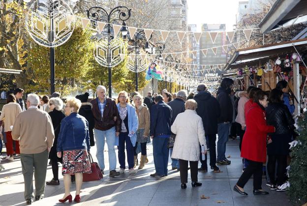 El mercado de Navidad del paseo de Begoña, ayer por la mañana. 