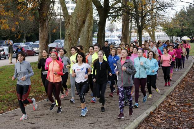 Cristina Mitre, primera por la izquierda, a la cabeza del grupo de mujeres que tomaron ayer el 'Kilometrín' para correr acompañadas. 