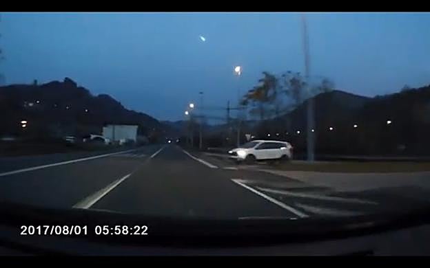 Pablo Conejo García grabó días atrás con la cámara de su coche este meteorito en Tudela Agüeria y lo compartió en Twitter.