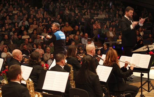 El Poli Marchoso cantó las canciones acompañado por la Banda de Música Ciudad de Oviedo. 