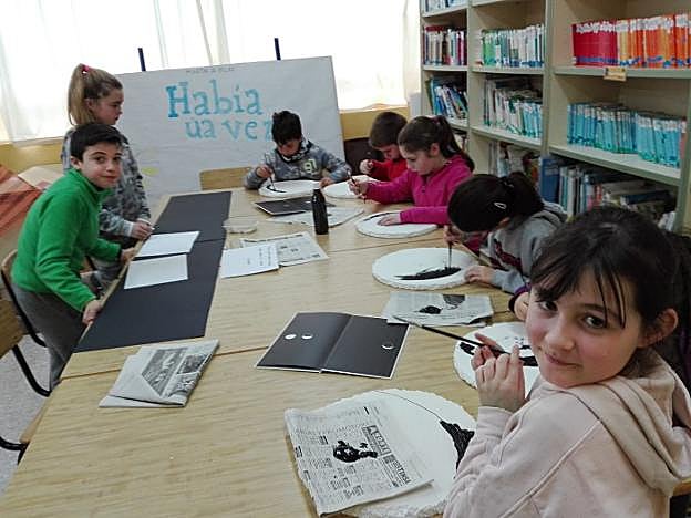 Los alumnos del colegio Jesús Álvarez Valdés trabajando en el proyecto ahora galardonado. 