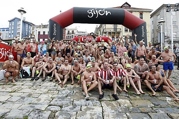 Los participantes posaron en la tradicional foto de familia tras la travesía y entonaron el 'Asturias patria querida'. 