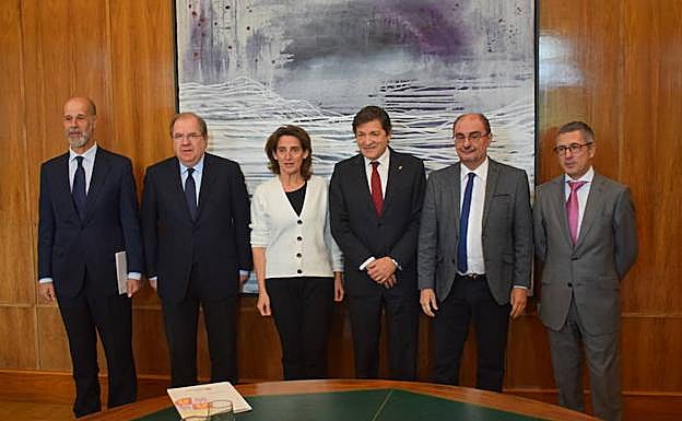 Javier Fernández, durante la atención a medios tras la reunión que ha mantenido hoy en Madrid con la ministra de Transición Ecológica, Teresa Ribera, y en la que también han participado los presidentes de Aragón, Javier Lambán, y Castilla y León, Juan Vicente Herrera.