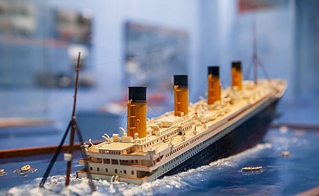 Miniatura del hundimiento del Titánic. 