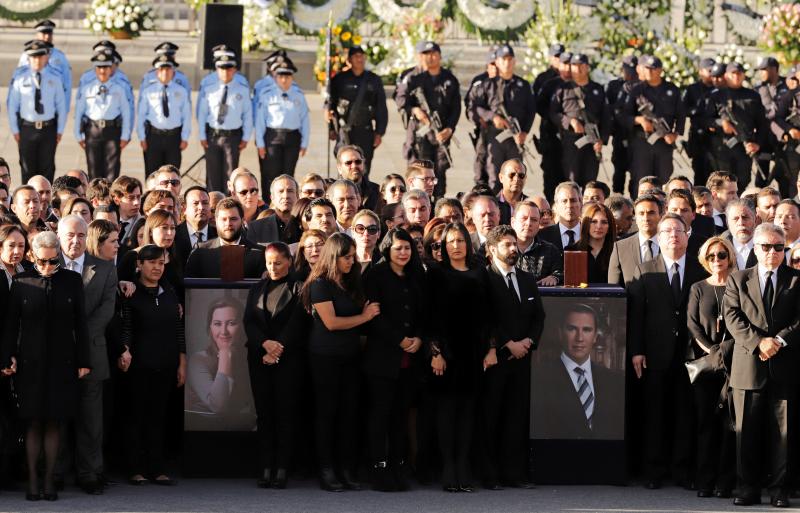 La gobernadora de Puebla, Martha Erika Alonso, con orígenes en Cangas de Onís, su marido, Rafael Moreno Valle, y otras tres personas fallecieron el lunes en un accidente de helicóptero. Centenares de personas han participado en un homenaje al matrimonio.