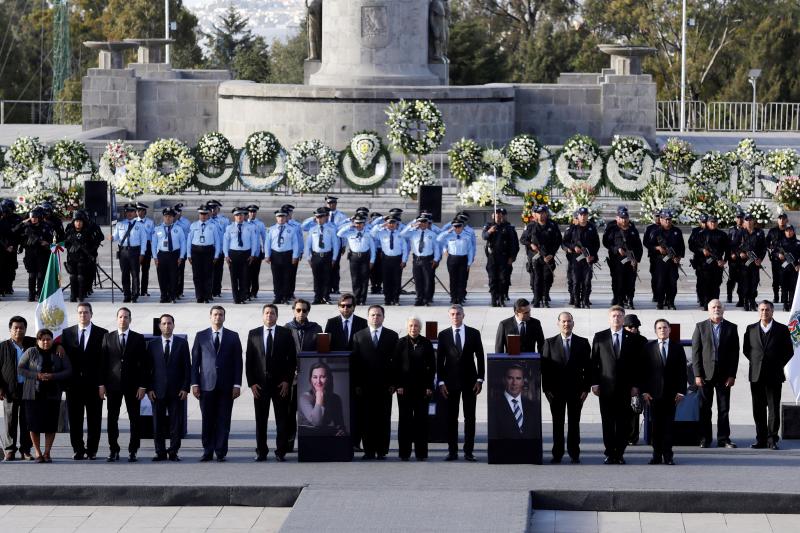 La gobernadora de Puebla, Martha Erika Alonso, con orígenes en Cangas de Onís, su marido, Rafael Moreno Valle, y otras tres personas fallecieron el lunes en un accidente de helicóptero. Centenares de personas han participado en un homenaje al matrimonio.