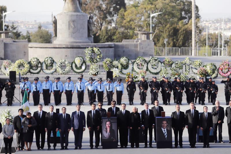 La gobernadora de Puebla, Martha Erika Alonso, con orígenes en Cangas de Onís, su marido, Rafael Moreno Valle, y otras tres personas fallecieron el lunes en un accidente de helicóptero. Centenares de personas han participado en un homenaje al matrimonio.