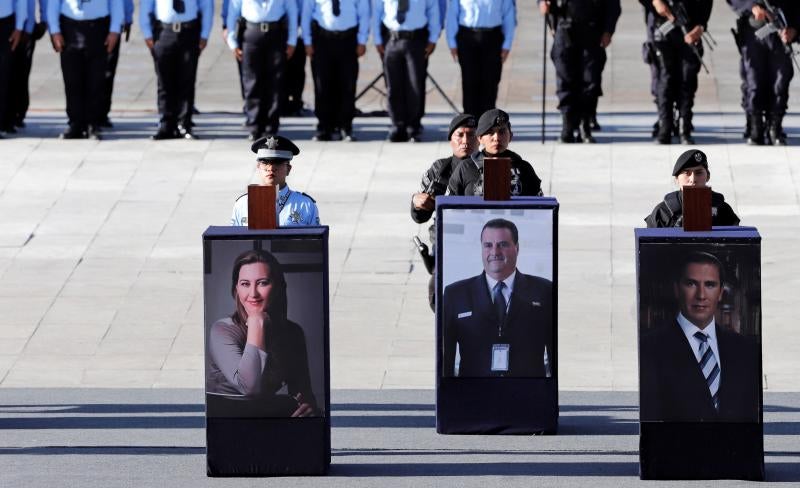 La gobernadora de Puebla, Martha Erika Alonso, con orígenes en Cangas de Onís, su marido, Rafael Moreno Valle, y otras tres personas fallecieron el lunes en un accidente de helicóptero. Centenares de personas han participado en un homenaje al matrimonio.