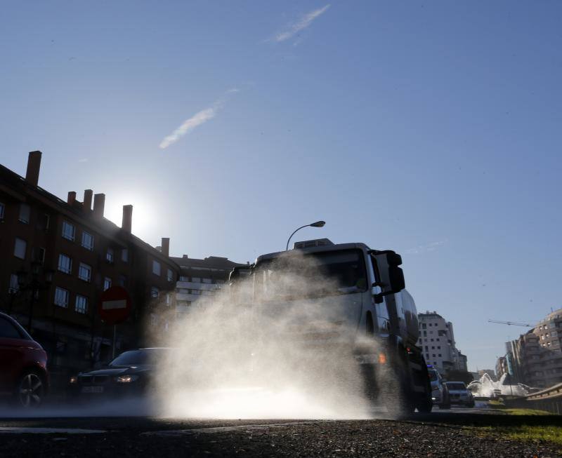 La Consejería de Medio Ambiente activó el pasado lunes en Oviedo el nivel cero o preventivo del protocolo que coordina la actuación en episodios prolongados de contaminación ambiental. Además, ante la ausencia de lluvias y vientos que pudiesen remediar la problemática, el Ayuntamiento de Oviedo ha diseñado un plan preventivo que consistirá en realizar baldeos en las zonas más afectadas (Ventanielles y el entorno del bulevar de Santullano), controlar los vehículos estacionados en carga y descarga, y descongestionar las posibles retenciones de tráfico. El Principado mantiene también activado el protocolo por contaminación también en Siero y cuencas mineras.