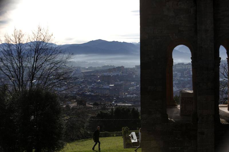 La Consejería de Medio Ambiente activó el pasado lunes en Oviedo el nivel cero o preventivo del protocolo que coordina la actuación en episodios prolongados de contaminación ambiental. Además, ante la ausencia de lluvias y vientos que pudiesen remediar la problemática, el Ayuntamiento de Oviedo ha diseñado un plan preventivo que consistirá en realizar baldeos en las zonas más afectadas (Ventanielles y el entorno del bulevar de Santullano), controlar los vehículos estacionados en carga y descarga, y descongestionar las posibles retenciones de tráfico. El Principado mantiene también activado el protocolo por contaminación también en Siero y cuencas mineras.