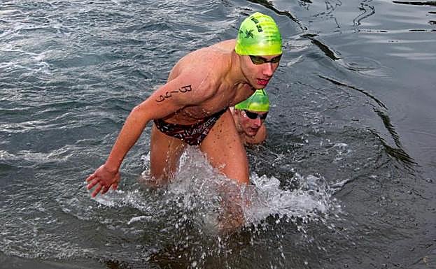 Siete participantes atendidos por cortes en los pies en la Travesía de Navidad de Gijón