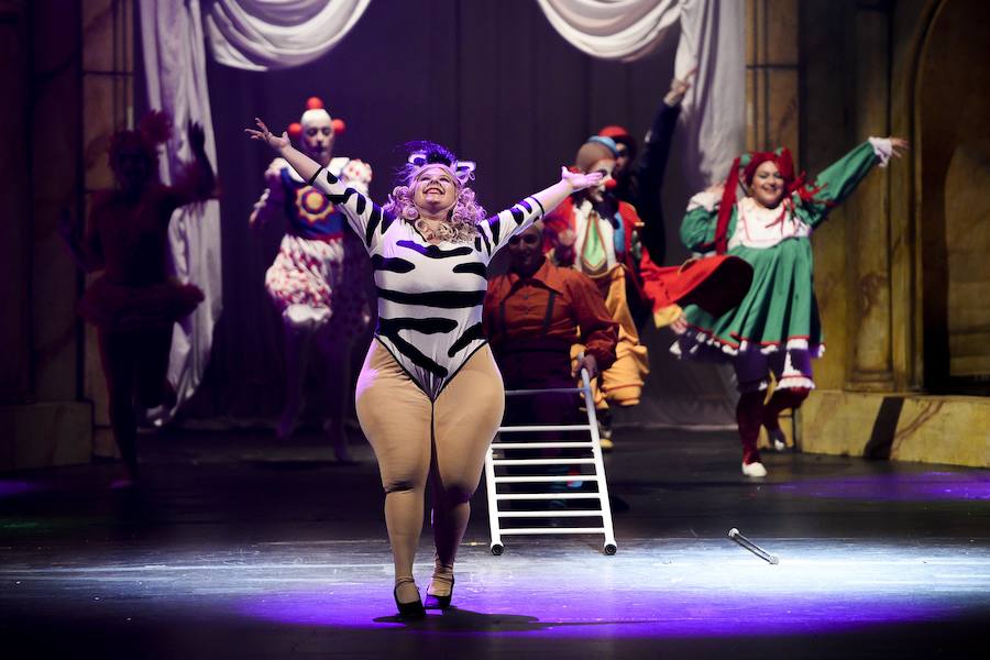 El espectáculo infantil de magia y luz 'Galtük, un sueño de Navidad' hizo las delicias de pequeños y no tan pequeños. Viernes, sábado y domingo habrá nuevas funciones.