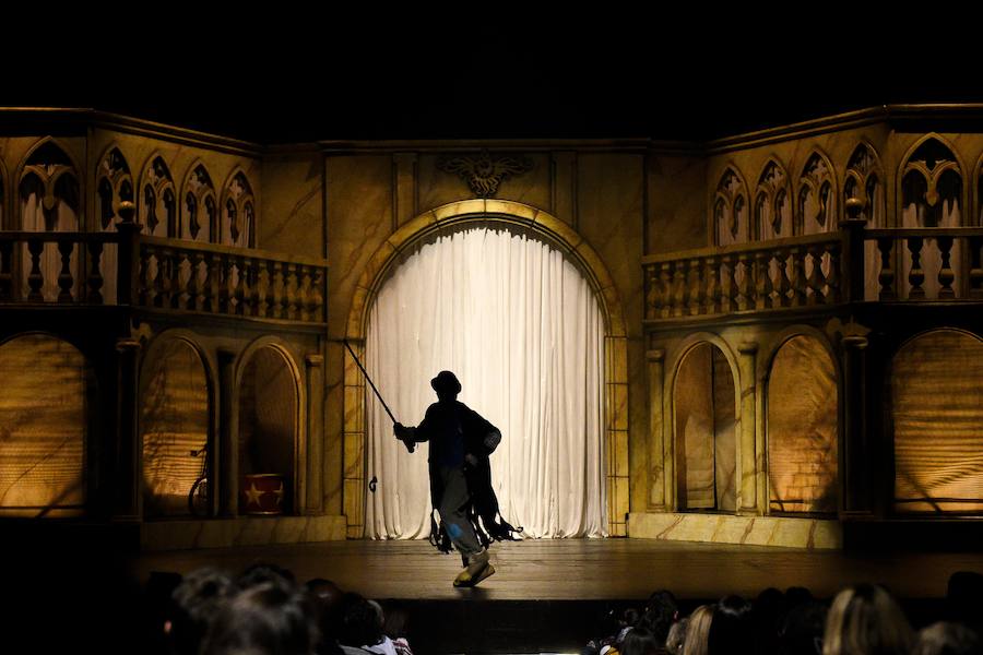 El espectáculo infantil de magia y luz 'Galtük, un sueño de Navidad' hizo las delicias de pequeños y no tan pequeños. Viernes, sábado y domingo habrá nuevas funciones.