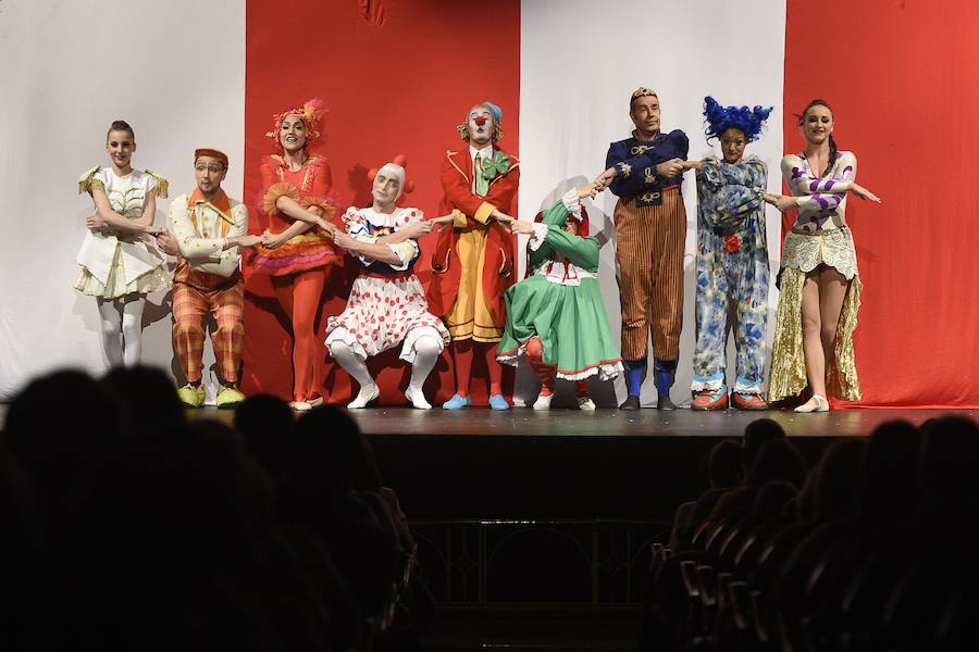 El espectáculo infantil de magia y luz 'Galtük, un sueño de Navidad' hizo las delicias de pequeños y no tan pequeños. Viernes, sábado y domingo habrá nuevas funciones.