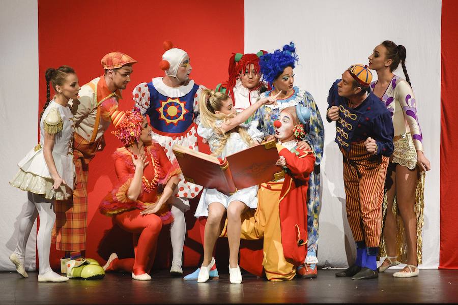 El espectáculo infantil de magia y luz 'Galtük, un sueño de Navidad' hizo las delicias de pequeños y no tan pequeños. Viernes, sábado y domingo habrá nuevas funciones.