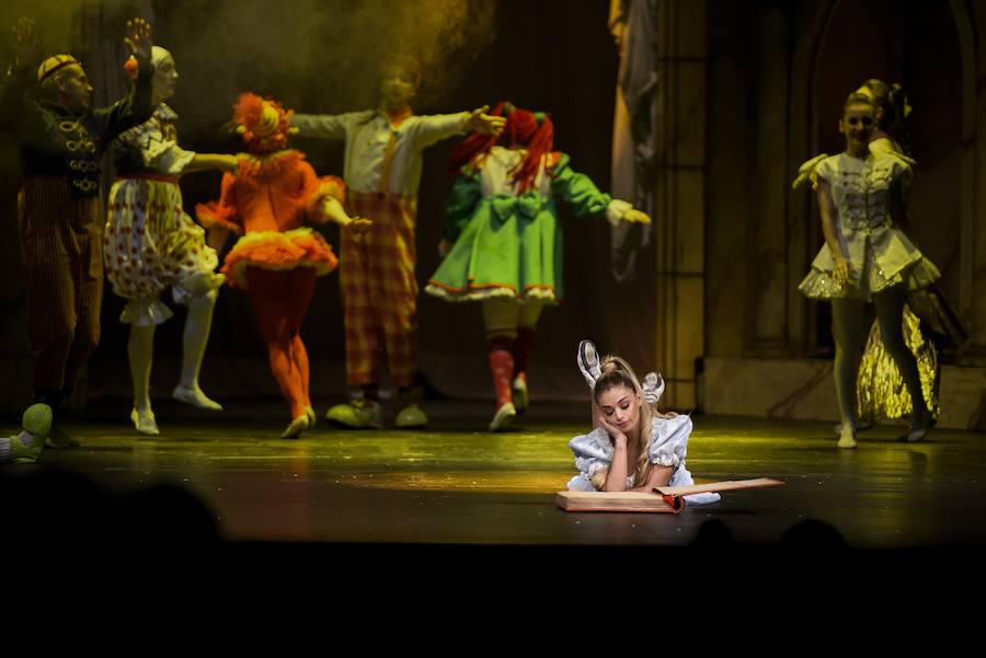 El espectáculo infantil de magia y luz 'Galtük, un sueño de Navidad' hizo las delicias de pequeños y no tan pequeños. Viernes, sábado y domingo habrá nuevas funciones.