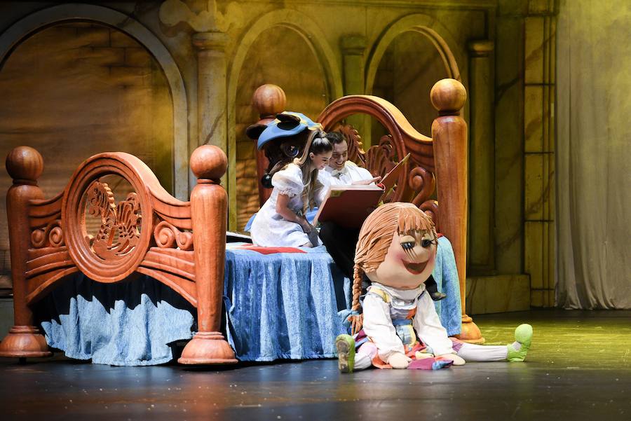 El espectáculo infantil de magia y luz 'Galtük, un sueño de Navidad' hizo las delicias de pequeños y no tan pequeños. Viernes, sábado y domingo habrá nuevas funciones.