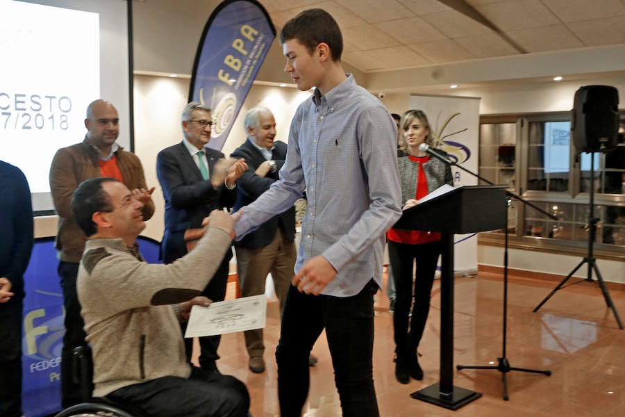 Juan José Cachero, máximo responsable de la Federación Asturiana de Baloncesto, presidió la entrega de galardones a los más destacados representantes de este deporte en Asturias. El técnico del Gijón Basket, Fran Sánchez, fue distinguido como mejor entrenador masculino y Paula Bergel, mejor preparadora femenina. Mientras Carlos Hevia y Cristina Álvarez fueron premiados como los mejores seniors del curso. También se reconoció la trayectoria del árbitro Sergio Eduardo González, entre otros.