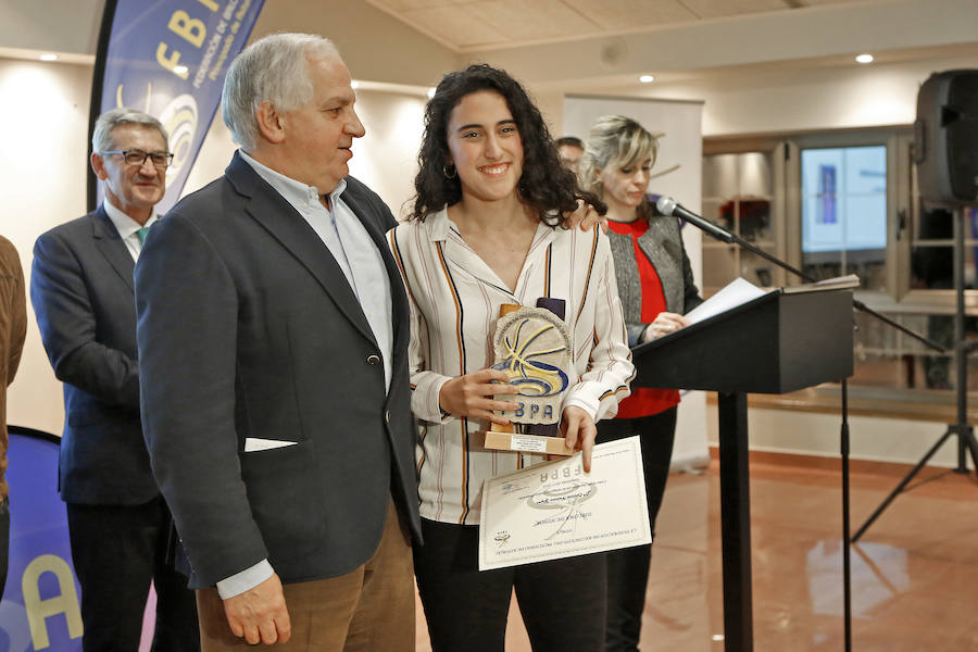 Juan José Cachero, máximo responsable de la Federación Asturiana de Baloncesto, presidió la entrega de galardones a los más destacados representantes de este deporte en Asturias. El técnico del Gijón Basket, Fran Sánchez, fue distinguido como mejor entrenador masculino y Paula Bergel, mejor preparadora femenina. Mientras Carlos Hevia y Cristina Álvarez fueron premiados como los mejores seniors del curso. También se reconoció la trayectoria del árbitro Sergio Eduardo González, entre otros.