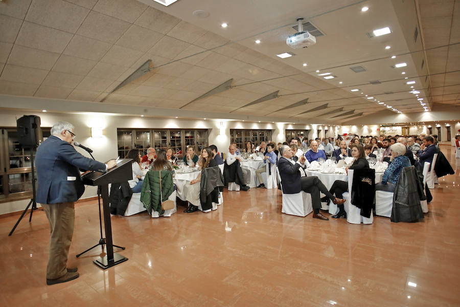 Juan José Cachero, máximo responsable de la Federación Asturiana de Baloncesto, presidió la entrega de galardones a los más destacados representantes de este deporte en Asturias. El técnico del Gijón Basket, Fran Sánchez, fue distinguido como mejor entrenador masculino y Paula Bergel, mejor preparadora femenina. Mientras Carlos Hevia y Cristina Álvarez fueron premiados como los mejores seniors del curso. También se reconoció la trayectoria del árbitro Sergio Eduardo González, entre otros.