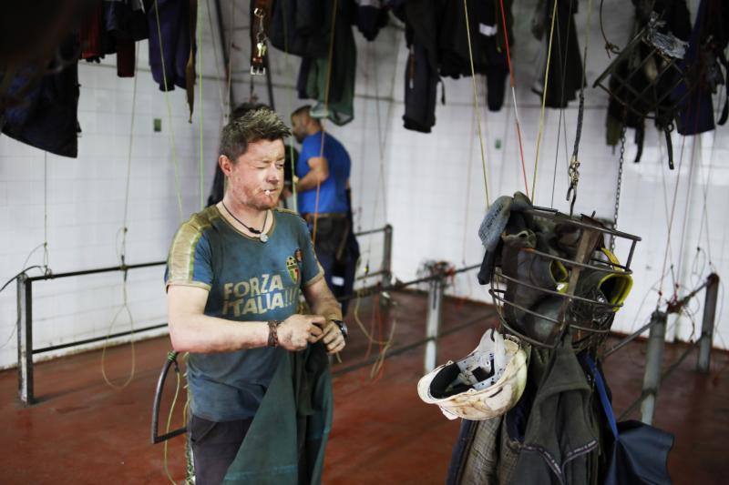 Los más de 400 mineros que trabajan en ambos yacimientos de Laviana y Aller finalizan hoy esta actividad, aunque eso no significa que abandonarán sus puestos. Según las previsiones de Hunosa, se dedicarán a las tareas de mantenimiento y desmontaje de las explotaciones, que se prolongarán durante unos dos años.