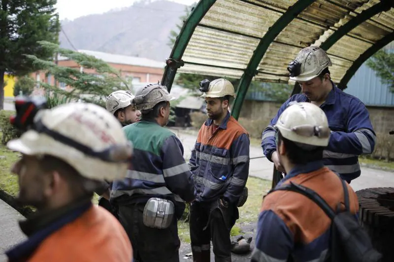 Los más de 400 mineros que trabajan en ambos yacimientos de Laviana y Aller finalizan hoy esta actividad, aunque eso no significa que abandonarán sus puestos. Según las previsiones de Hunosa, se dedicarán a las tareas de mantenimiento y desmontaje de las explotaciones, que se prolongarán durante unos dos años.