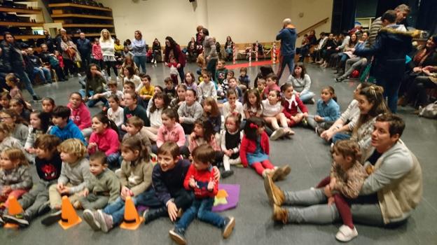 Los niñios llenaron el salón de actos de Los Canapés. :: LVA