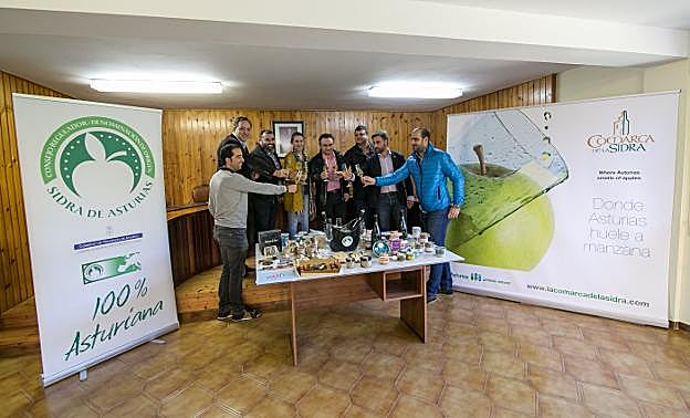 Jairo Palacios, Alejandro Vega, Saúl Bastián, Sandra Cuesta, Juan Cañal, Aitor García, Gerardo Fabián y Daniel Ruiz brindan con sidra natural espumosa Pomarina en el Ayuntamiento de Sariego. 