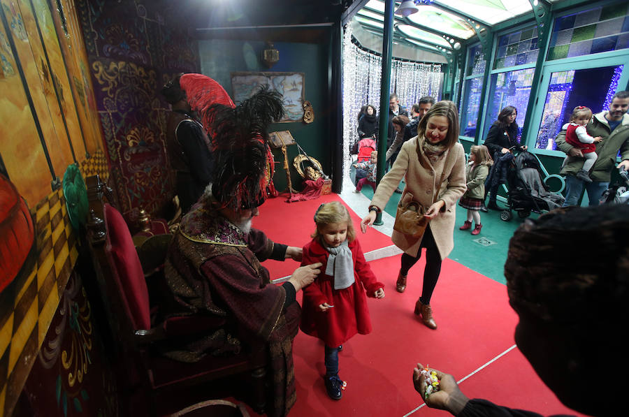 El emisario de los Reyes Magos ha recogido las peticiones de los pequeños en Oviedo para hacérselas llegar sus Majestades.