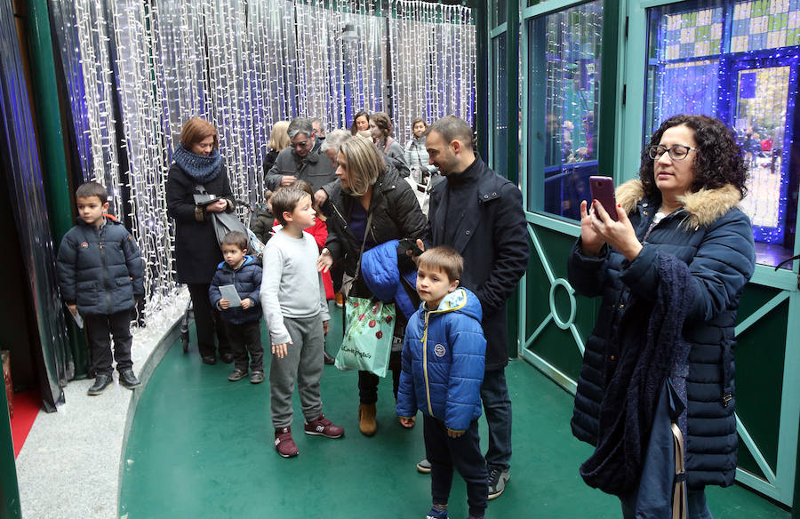 El emisario de los Reyes Magos ha recogido las peticiones de los pequeños en Oviedo para hacérselas llegar sus Majestades.