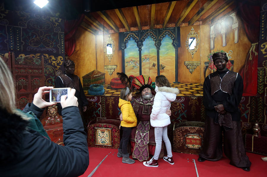 El emisario de los Reyes Magos ha recogido las peticiones de los pequeños en Oviedo para hacérselas llegar sus Majestades.