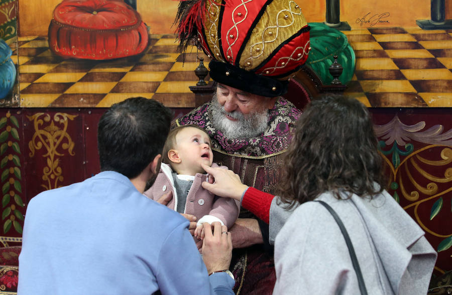 El emisario de los Reyes Magos ha recogido las peticiones de los pequeños en Oviedo para hacérselas llegar sus Majestades.