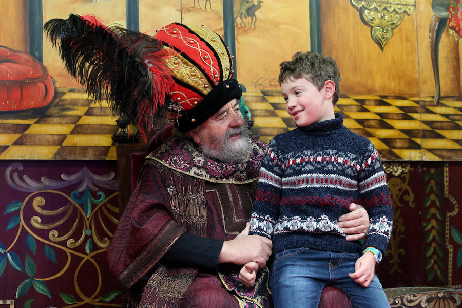 El emisario de los Reyes Magos ha recogido las peticiones de los pequeños en Oviedo para hacérselas llegar sus Majestades.