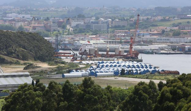 Estructuras eólicas almacenadas en el nuevo muelle de la margen derecha. 