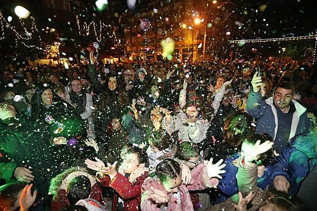 Medio centenar de niños mierenses despidieron el año de forma adelantada. 