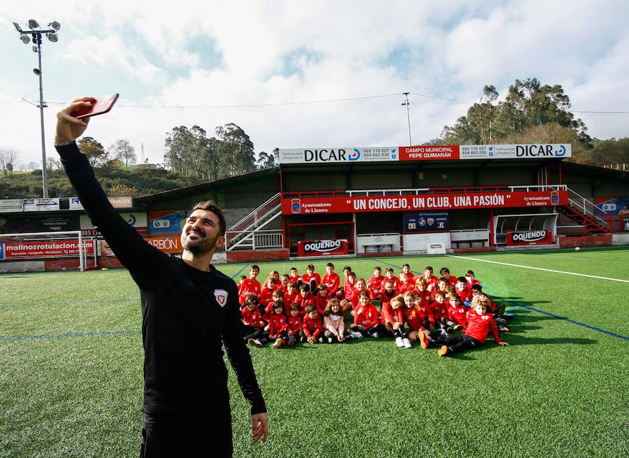 El jugador asturiano David Villa compartió entrenamiento en Llanera con los chavales del campus de invierno DV7 que organiza.