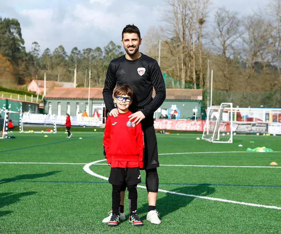 El jugador asturiano David Villa compartió entrenamiento en Llanera con los chavales del campus de invierno DV7 que organiza.