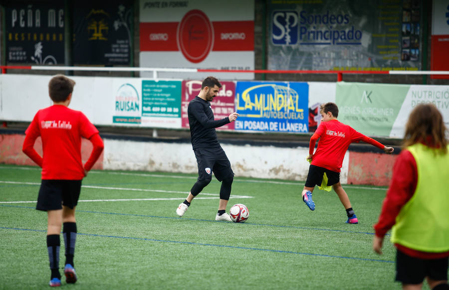 El jugador asturiano David Villa compartió entrenamiento en Llanera con los chavales del campus de invierno DV7 que organiza.