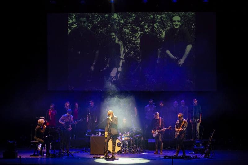 El artista gijonés se robó los aplausos de un prácticamente lleno Teatro de la Laboral. Nacho Vegas alternó su lado social con su vertiente personal.